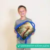 Jonge giraf tussen bloemen in zonnig woud Kinderrugzak - Blauw middel -sfeer1_NL