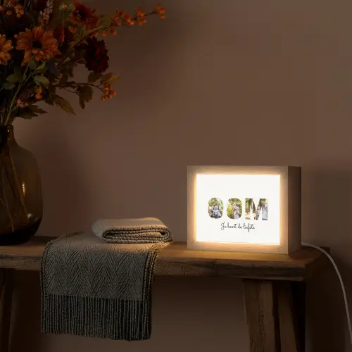 Oom - Lettercollage Light Box met kabel (Tafellamp) klein -sfeer4