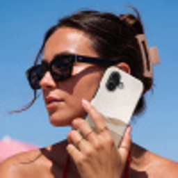 Abstract - Golven - Modern - Beige Toughcase MagSafe Apple iPhone 17 klein -Sfeer2V