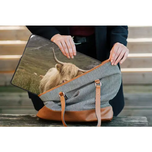 Schotse hooglander - Bergen - Grasveld laptophoes neopreen klein -tas