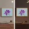 Lelie - Bloem - Paars - Stippen Light Box met batterij (Wandlamp) middel -sfeer3