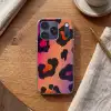 Panterprint - Roze - Paars - Oranje Telefoonhoesje iPhone 17 Pro klein -sfeer1