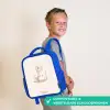 Beige dino op een stippen achtergrond Kinderrugzak - Blauw middel -sfeer3_NL