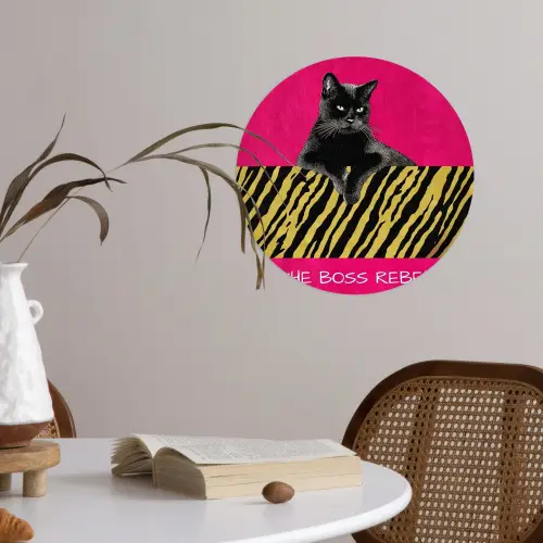 Kat - Baas - Roze - Tijgerprint Wandcirkel behangsticker klein -sfeer3