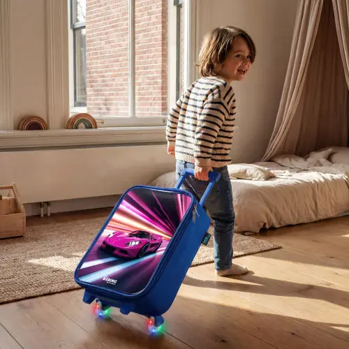 Roze raceauto flitst door neonlicht Kinderkoffer - Blauw klein -sfeer1