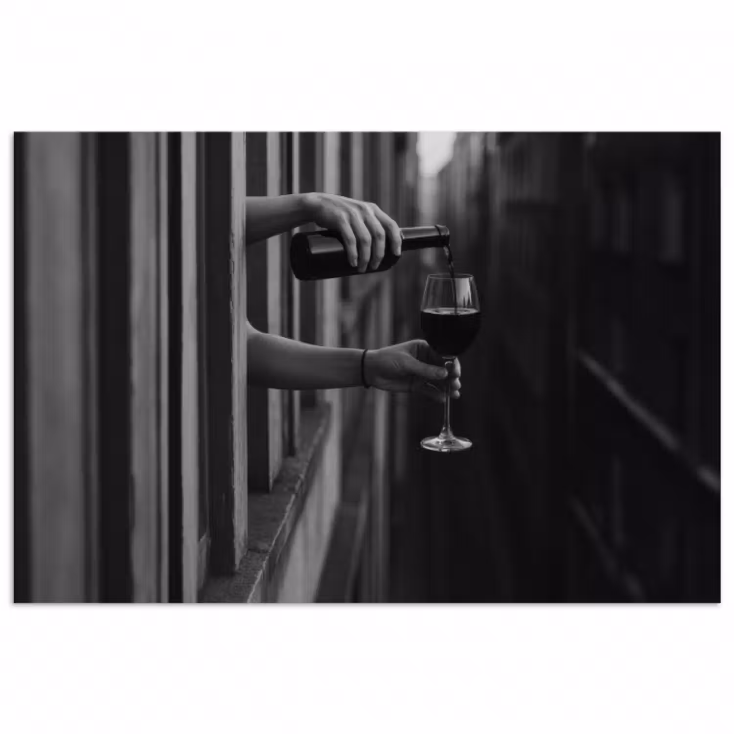 Poster - Weinflasche - Glas - Hände - Fenster