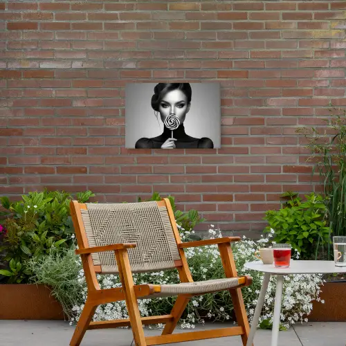 Vrouw - Lolly - Zwart Tuinposter op houten frame 2 cm dik klein -sfeer3
