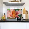 Lelie - Close up - Lichtroze Inductie beschemer met haakjes klein -sfeer2