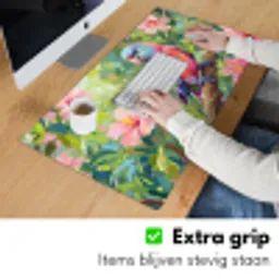 Papagaai - Hibiscusbloemen - Kleurrijk Muismat XXL klein -sfeer3