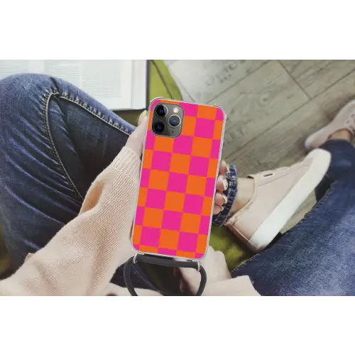 Schaakbord print - Oranje - Roze - Blokjes Hoesje iPhone 12 Pro met koord klein -hand