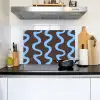 Kronkelende lijnen - Blauw - Bruin - Minimalistisch Inductie beschemer met haakjes klein 777 -sfeer2