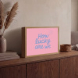 How lucky are we - Klavervier - Roze - Blauw Light Box met batterij (Wandlamp) middel -sfeer2