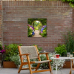 Doorkijk - Poort - Hortensia - Bloementuin Tuinposter op houten frame 2 cm dik middel -sfeer3