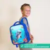 Vrolijke dolfijn tussen de koralen Kinderrugzak - Blauw middel -sfeer3_NL