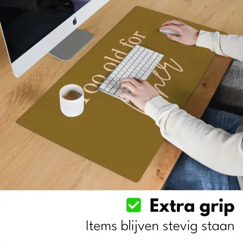 Groen - Too old for cher - Roze Muismat XXL klein -sfeer3