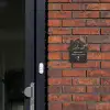 Gebarsten steen - Sierlijk Naambord Huisje klein -sfeer2