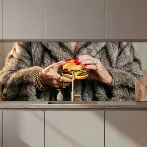 Vrouw - Hamburger - Bontjas keuken achterwand 2 middel zz_3dshopping