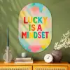 Quote - Lucky - Regenboogkleuren Wandcirkel Ovaal Glas middel -sfeer2