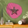 Ster - Luipaard - Print - Roze Wandcirkel Organisch Plexiglas middel -sfeer2
