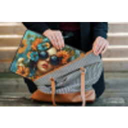 Vrouw - Bloemen - Oranje - Blauw - Modern laptophoes neopreen klein -tas