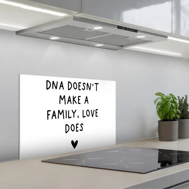 Engelse quote "DNA doesn't make a family, love does" met een hartje op een witte achtergrond keuken achterwand spatscherm klein -3d_schuin