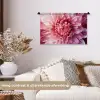 Dahlia - Bloem - Close up - Roze Wandkleed katoen klein -sfeer1