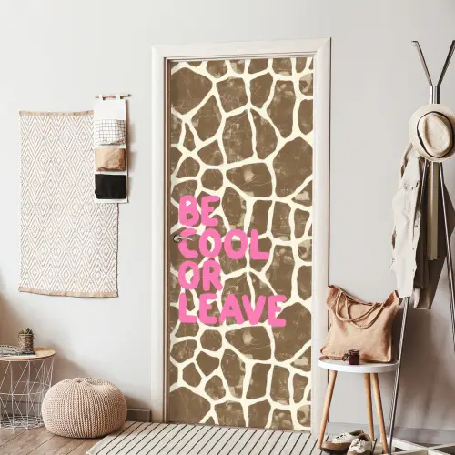 Tekst - Be cool or leave - Roze - Giraffenprint deurposter klein -sfeer6