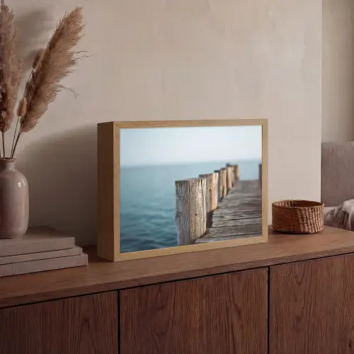 Houten steiger - Helderblauwe lucht Light Box met batterij (Wandlamp) middel -sfeer2