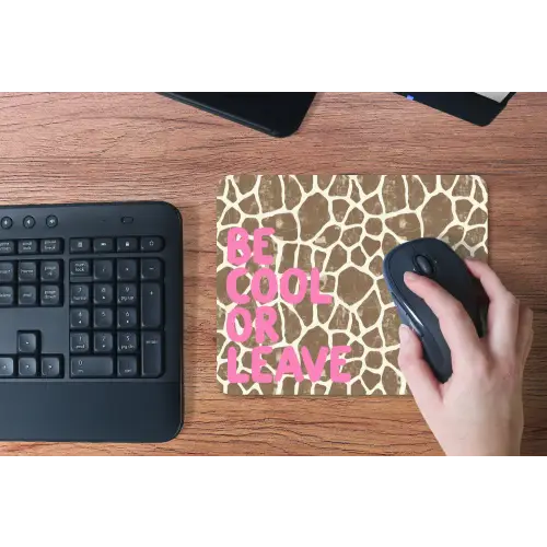 Tekst - Be cool or leave - Roze - Giraffenprint muismat rubber klein -toetsenbord