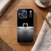Zwanen - Hart - Zwart - Wit Telefoonhoesje iPhone 17 Pro klein -sfeer1
