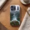 Waterval - Bomen - Bergen Telefoonhoesje iPhone 17 Pro klein -sfeer1