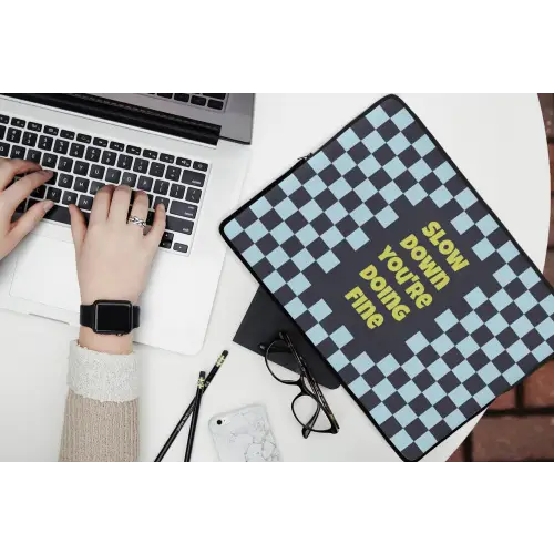 Patroon - Geblok - Blauw - Slow down you're doing fine laptophoes neopreen klein -bureau