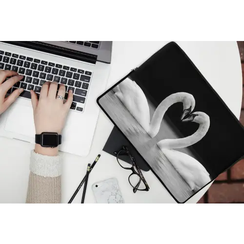 Zwanen - Hart - Zwart - Wit laptophoes neopreen klein -bureau
