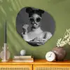 Vrouw - Pasta - Zonnebril Wandcirkel Organisch Plexiglas middel -sfeer2