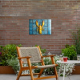 Kreeft - Geel - Blauw - Tegels Tuinposter op houten frame 2 cm dik klein -sfeer3
