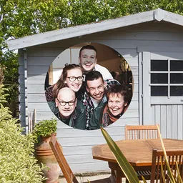 ronde tuinposter gezinsfoto op schuur