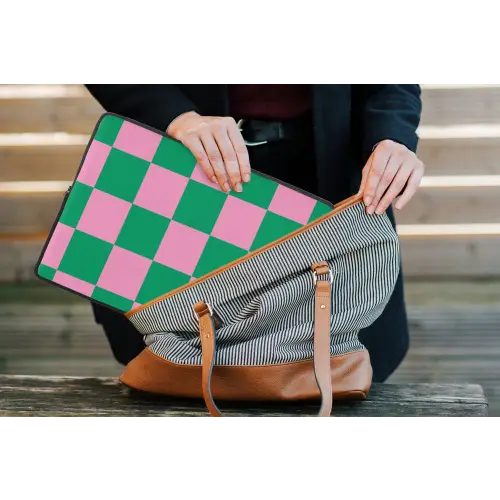 Schaakbord patroon - Groen - Roze - Blokjes laptophoes neopreen klein -tas