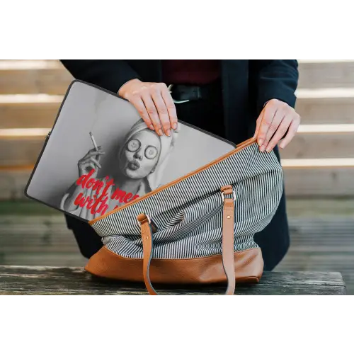Don't mess with me - Wijn - Vrouw - Sigaret laptophoes neopreen klein -tas