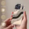 Golven - Zwart - Zandkleur Telefoonhoesje iPhone 17 Pro klein -sfeer3_NL