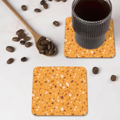 Terrazzo -  Patroon - Okergeel onderzetter kurk middel 366 -sfeer2