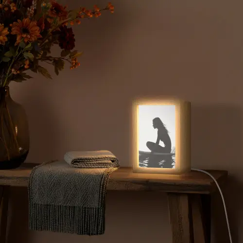 Silhouet - Vrouw - Surfplank - Water Light Box met kabel (Tafellamp) klein -sfeer4