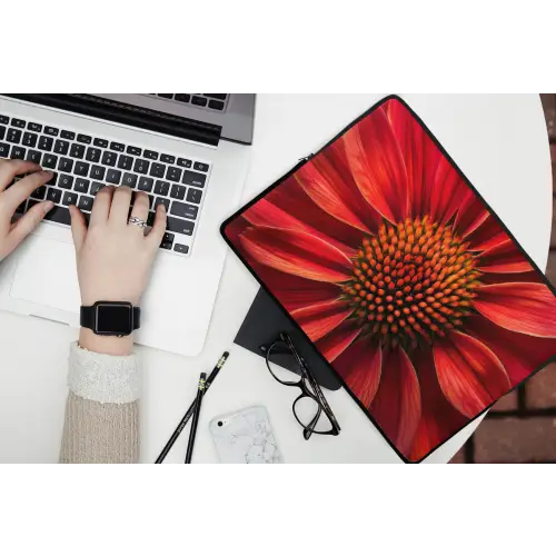 Close up - Bloem- Rood laptophoes neopreen klein -bureau