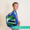Blauwe raceauto met strepen in groene tunnel Kinderrugzak - Blauw middel -sfeer3_NL
