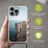 Houten steiger - Helderblauwe lucht Hoesje iPhone 16 Pro Max met koord klein -sfeer2_NL