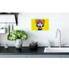 Vrouw - Koptelefoon - Geel Muursticker klein -keuken