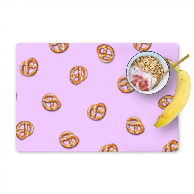 Pretzels - Eten - Paars Placemat vinyl groot -zzzproduct_Kitchenyeah-website