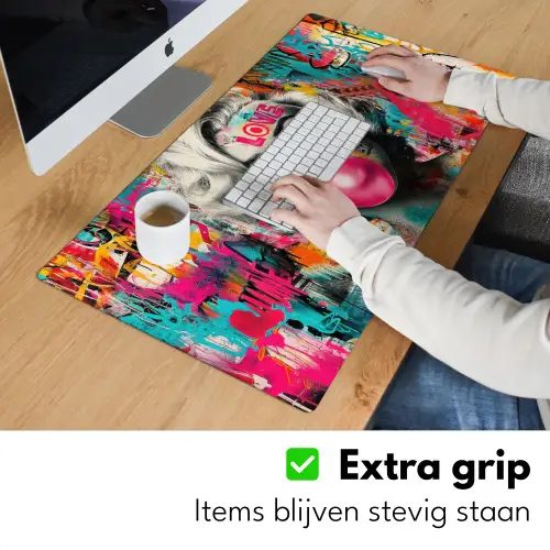 Vrouw - Kauwgom - Graffiti - Neonkleuren Muismat XXL klein -sfeer3