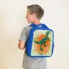 Groene dino tussen varens Kinderrugzak - Blauw middel -sfeer2
