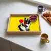 Hand - Rode cirkel - Geel Dienblad Rechthoek middel -sfeer2