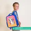 Kleine eenhoorn met regenboog kleuren Kinderrugzak - Blauw middel -sfeer3_NL
